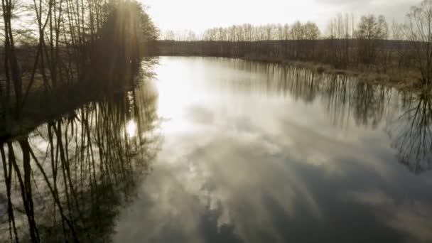 Volando un quadcopter sobre la superficie del río de primavera al atardecer — Vídeo de stock