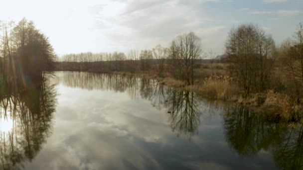 Volando un quadcopter sobre la superficie del río de primavera al atardecer — Vídeos de Stock