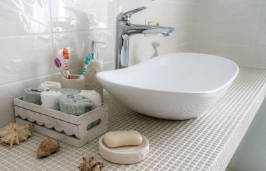 lavabo lavabosu ve diş fırçası, sabun, havlu gibi kişisel temizlik malzemeleri..