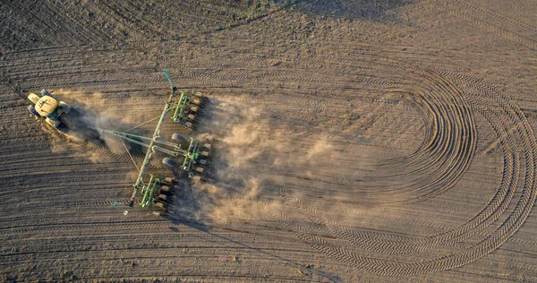 Primavera Lavoro Sul Campo Trattore Con Seminatore Montato Seminare Semi — Foto Stock