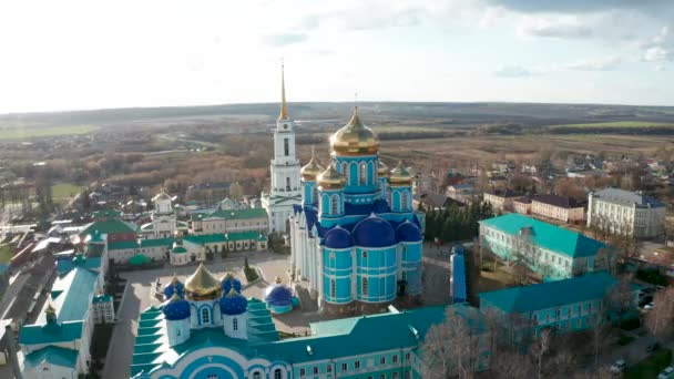 Vladimir Catedral de la Natividad de Zadonsk de la madre de Dios monasterio, vídeo aéreo de una vista de pájaro — Vídeo de stock