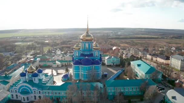 Vladimir Catedral de la Natividad de Zadonsk de la madre de Dios monasterio, vídeo aéreo de una vista de pájaro — Vídeo de stock