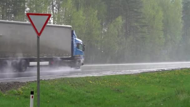 Våren kraftigt regn, fordon som kör på vägen stänk vatten från asfalten — Stockvideo