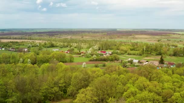 Voo de vídeo aéreo sobre uma aldeia russa em um dia de primavera ensolarado — Vídeo de Stock