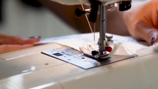 Costura em uma máquina de costura. Close up de mulheres mãos costureiras — Vídeo de Stock