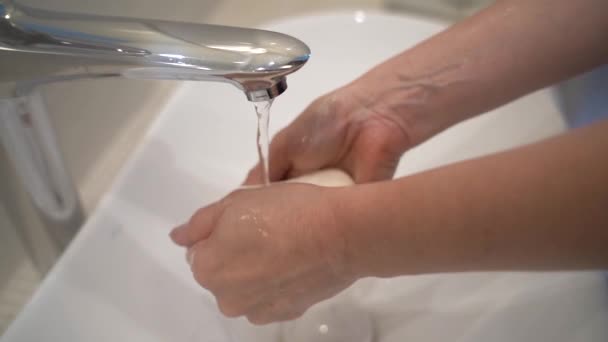 Ruční mytí proti virům a bakteriím podle hygienických pravidel. — Stock video