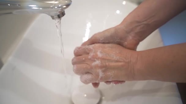 Lavarse las manos contra virus y gérmenes según las normas de higiene . — Vídeos de Stock