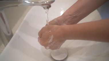Hijyen kurallarına göre virüslere ve mikroplara karşı el yıkama.