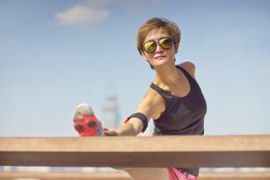 genç kadın koşu önce bacaklarını germe