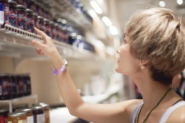 Mujer joven de compras en un supermercado —  Fotos de Stock