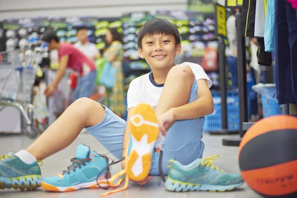 Garçon essayer des chaussures de sport — Photo