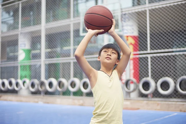 Basketbol çekim pratik çocuk — Stok fotoğraf
