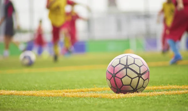 Joueurs de football en cours d'exécution dans le champ d'herbe dans le match — Photo