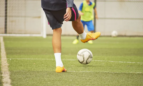 Joueurs de football pratiquant le ballon de passage en terrain — Photo