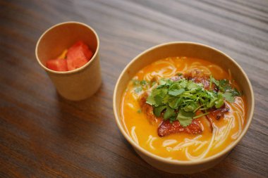 Kızarmış ördek ile Çin eriştesi