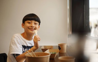 Çinli çocuk Biftek yerken