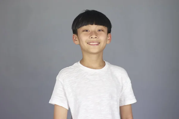 Studio colpo di asiatico bambino sorridente a macchina fotografica — Foto Stock