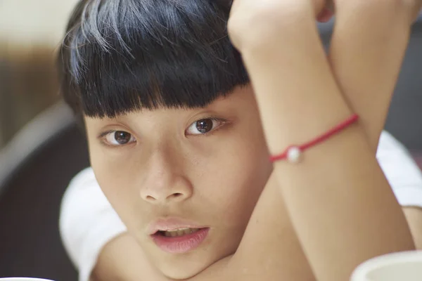 Yakışıklı Asyalı çocuk rahatlatıcı bir bardak kadar kapatın — Stok fotoğraf