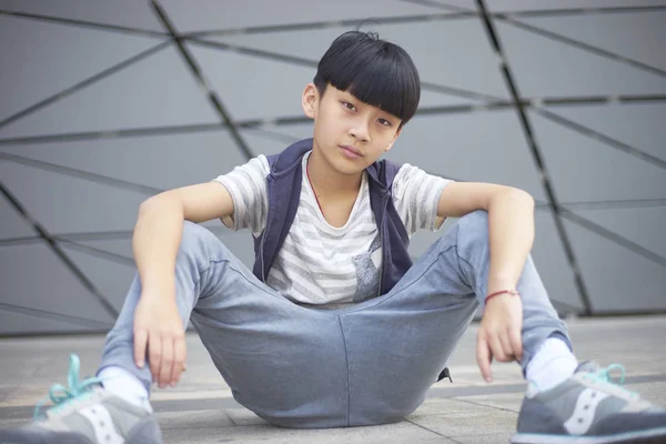 Retrato de fresco asiático niño posando al aire libre — Foto de Stock