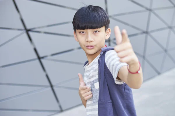 Ritratto di fresco asiatico bambino posa all'aperto — Foto Stock