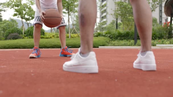 Vater Und Sohn Spielen Morgens Zeitlupe Basketball Garten — Stockvideo