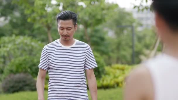 Asiático Pai Filho Jogando Basquete Jardim Parte Manhã Câmera Lenta — Vídeo de Stock