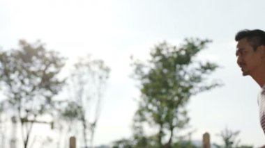 Çince baba ve gülümseyen ve parkta yaz aylarında çalışan oğlu