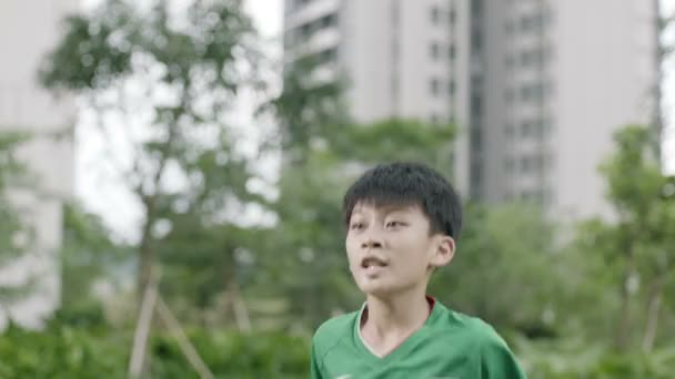 Asiatique Adolescent Joueur Football Sautant Acclamant Après Tir Score Ralenti — Video