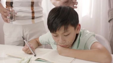 Asya Baba oğluna ödevinde sinirli konuşuyor Oda okuma