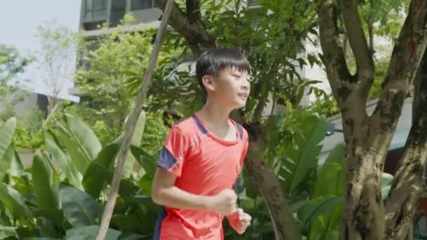 Asiatique Adolescent Courir Dans Jardin Sauter Ralenti — Video