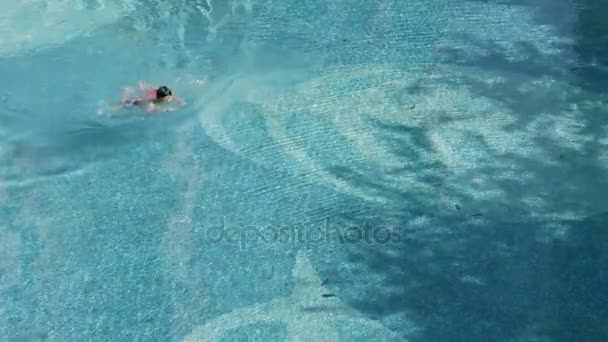 Hochwinkelaufnahme Eines Asiatischen Jungen Der Sommer Zeitlupe Schwimmt — Stockvideo