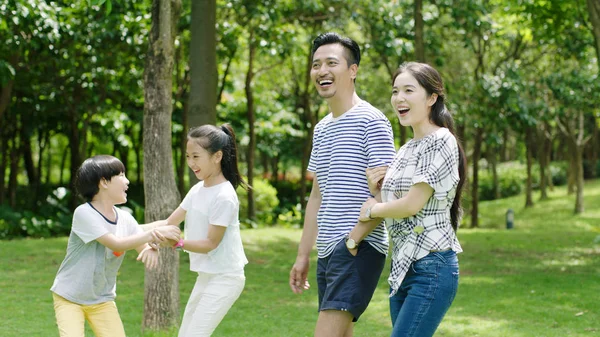 中国父母和孩子在公园里享受家庭时光 — 图库照片