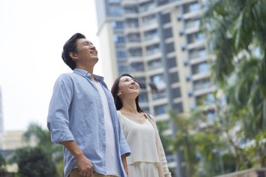 ayakta ve bahçede açık gülümseyen Çince portre genç Çift