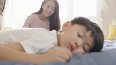 Asya anne oğlu uyurken sabah bakarak gülen