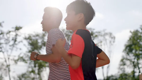 Alacsony Szög Nézd Kínai Ember Fia Kültéri Jogging Vissza Meggyújtotta — Stock Fotó