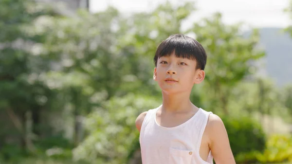 Gülümseyen Sabah Bahçede Açık Havada Duran Asya Genç Çocuk — Stok fotoğraf