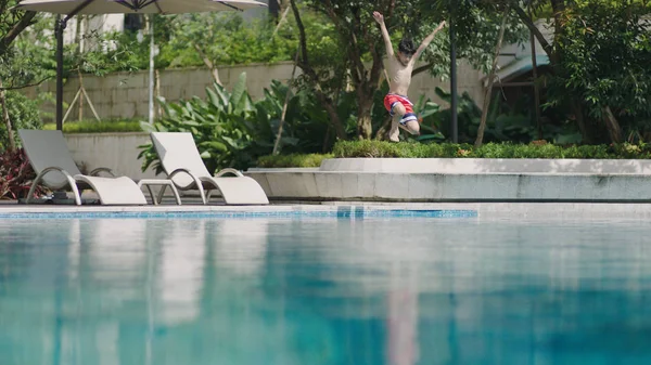 Asiatischer Teenager Springt Auf Und Fällt Ins Freibad — Stockfoto