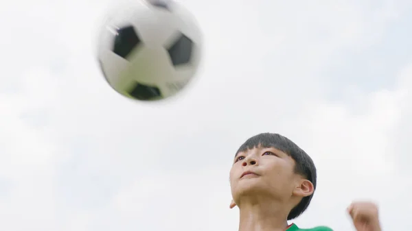 Asiatique Adolescent Joueur Sautant Cap Soccer Plein Air Dans Air — Photo