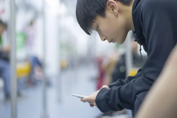 Asiático Adolescente Menino Usando Telefone Inteligente Mrt — Fotografia de Stock
