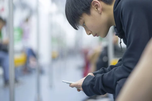 Akıllı telefon üzerinde Mrt kullanarak Asya genç çocuk