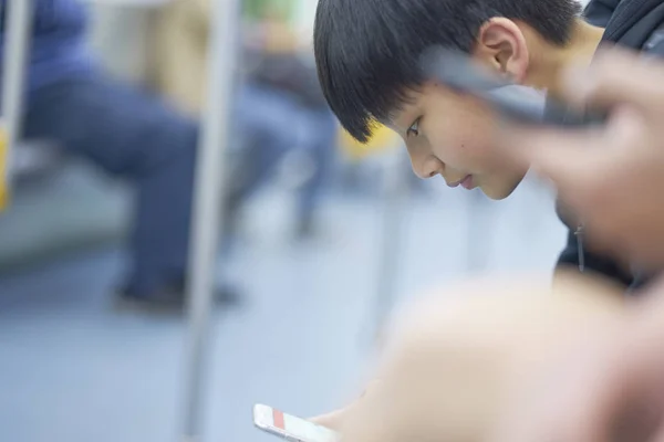 Aziatische Tiener Met Behulp Van Slimme Telefoon Mrt — Stockfoto