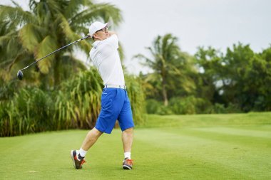 Asya golfçü kulüp t elemanı için altın derste yaz aylarında kapalı sallanan