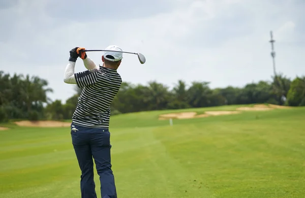 Asiático Golfista Swing Club Para Tee Oro Curso Verano — Foto de Stock