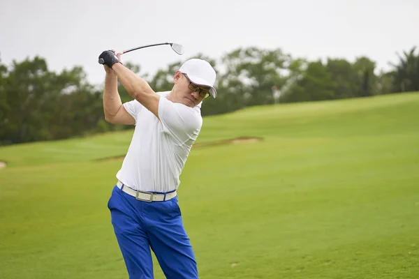 Asya golfçü kulüp t elemanı için altın derste yaz aylarında kapalı sallanan