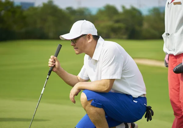 Asiático Golfista Agacharse Campo Golf Con Objetivo Preparación Para Poner — Foto de Stock