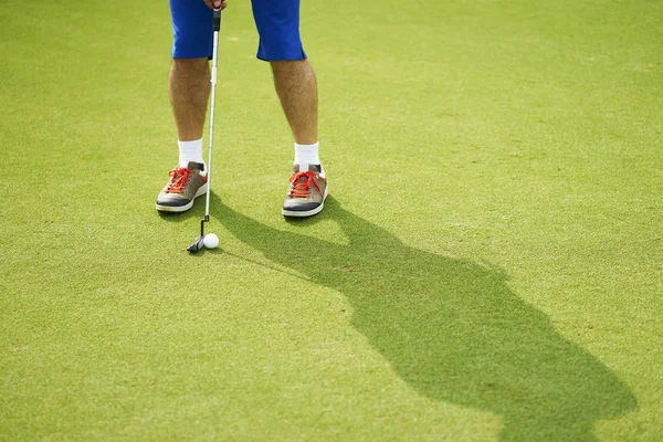 Irreconocible Asiático Hombre Poniendo Golf Pelota Verde Verano — Foto de Stock