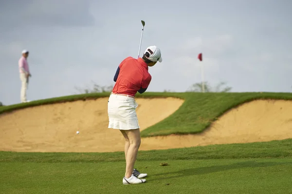 Mujer Asiática Jugando Golf Aire Libre Curso Verano — Foto de Stock