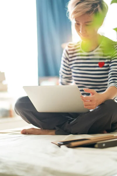 Beautiful Asian Woman Sitting Bed Working Home Laptop — Stock Photo, Image