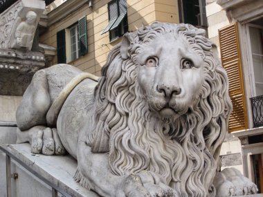 San Lorenzo Katedrali girişinde aslan
