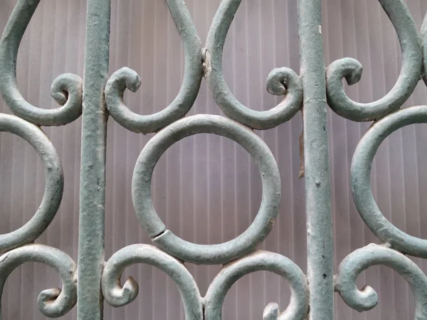 Серый чугунный забор — стоковое фото